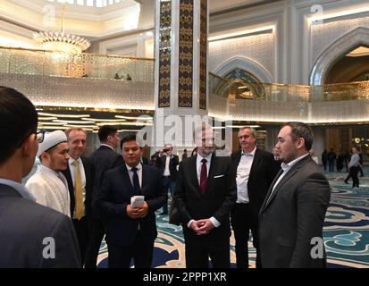 Astana, Kazakistan. 24th Apr, 2023. Il primo ministro ceco Petr Fiala, 3rd da destra, visita una moschea ad Astana, Kazakistan, 24 aprile 2023. Fiala sta visitando il Kazakhstan durante la sua gita di dieci giorni in sei paesi asiatici. Credit: Lucie Mikolaskova/CTK Photo/Alamy Live News Foto Stock