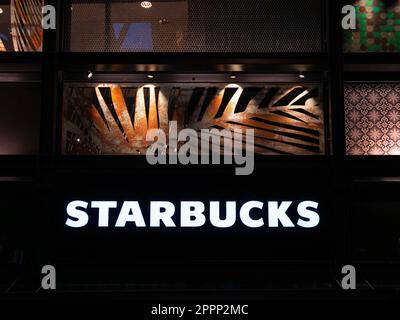 Francoforte sul meno, Germania - 29 gennaio 2023: Starbucks Corporation è una catena multinazionale americana di coffee house e di riserve di maestria Foto Stock