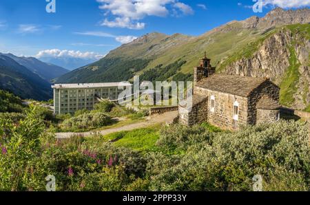 Costruita nel 1930 dagli operai della prima diga di Dixence, la cappella di St-Jean è un luogo altamente simbolico sulla diga di Grande Dixence. Foto Stock