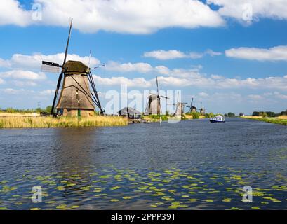 I mulini a vento di Kinderdijk sono un gruppo di 19 mulini a vento monumentali nel polder Alblasserwaard, nella provincia dell'Olanda meridionale, nei Paesi Bassi. Foto Stock