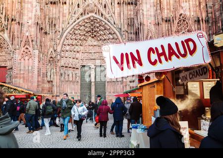 Strasburgo, Francia - 13 dicembre 2022: Vendita di VIN brulé, un tradizionale drink di Natale, al mercatino di Natale di Strasburgo, Piazza della Cattedrale Foto Stock