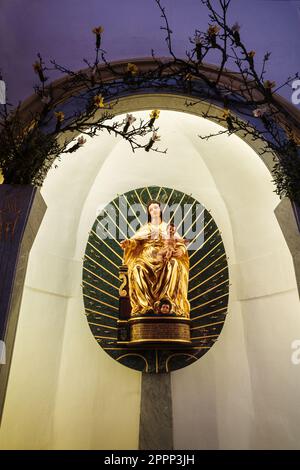 Sveta Gora, Slovenia - 12 dicembre 2022: Statua dorata di Santa Maria con Gesù sul Monte Sveta Gora, una basilica di pellegrinaggio in Slovenia Foto Stock