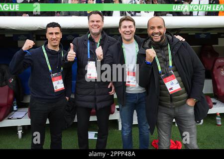 GINEVRA - (lr) Maarten Martens, AZ Alkmaar direttore generale Robert Eenhoorn, AZ Alkmaar direttore degli affari calcistici Max Huiberts, AZ Alkmaar allenatore Pascal Jansen durante la partita finale della UEFA Youth League tra AZ Alkmaar e Hajduk Split allo Stade de Geneve il 24 aprile 2023 a Ginevra, Svizzera. ANP ED VAN DE POL Foto Stock