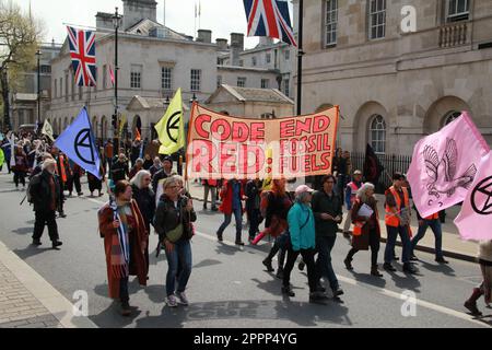 Londra, Regno Unito. 24 aprile 2023. La ribellione di estinzione 'Marzo to End Fossil Fuels' da Piazza del Parlamento al Centro Shell. È l'ultimo giorno del Big One, e migliaia di persone sono ritornate a Westminster per chiedere la fine dell'era dei combustibili fossili e che il governo britannico crei assemblee di cittadini di emergenza. La protesta climatica Big One è un'azione di quattro giorni dal 21 al 24 aprile 2023, con persone provenienti dalla rivolta dell'estinzione (XR), Greenpeace, Friends of the Earth, PCS Union e altri gruppi che hanno manifestato a Westminster. Credit: Waldemar Sikora/Alamy Live News Foto Stock