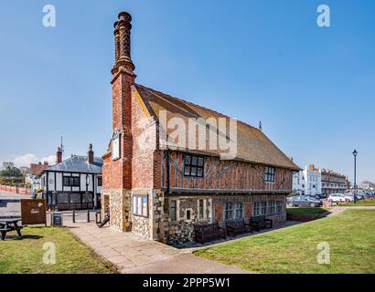 La sala moot è un edificio municipale in stile Tudor in Market Cross Place ad Aldeburgh, Suffolk, Inghilterra, costruito nella prima metà del 16th ° secolo. Foto Stock