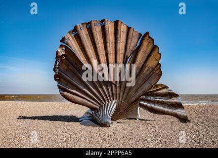 Conchiglia di capesante sulla spiaggia tra Aldeburgh e Thorpeness un tributo impressionante a Benjamin Britten. Foto Stock