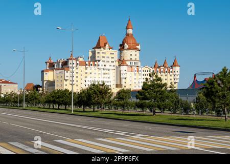 SOCHI, RUSSIA - 14 aprile 2023: Bogatyr Hotel vicino al parco olimpico di Sochi Foto Stock