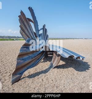 Conchiglia di capesante sulla spiaggia tra Aldeburgh e Thorpeness un tributo impressionante a Benjamin Britten. Foto Stock