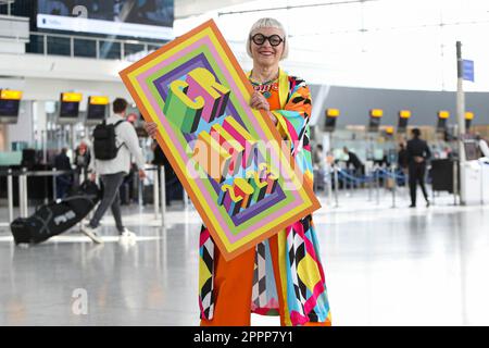 SOLO PER USO EDITORIALE l'artista Morag Myerscough svela il marchio commemorativo per i bagagli di Heathrow che è stata progettata per celebrare l'incoronazione di Re Carlo III, che sarà consegnata ai passeggeri dal 1 al 10 maggio. Data immagine: Lunedì 24 aprile 2023. Foto Stock