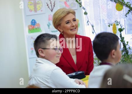 Non esclusiva: MOSTYSKA, UCRAINA - 21 APRILE 2023 - First Lady of Poland Agata Kornhauser-Duda visita Saint Queen Jadwiga Lyseum N3, Mostyska, Lviv R Foto Stock