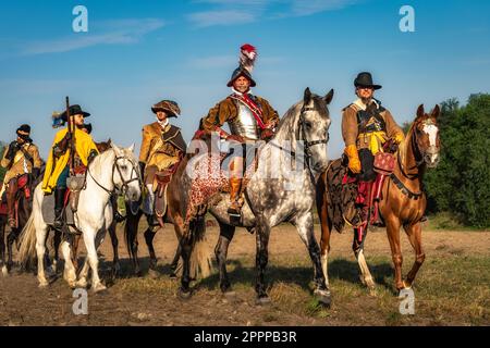 Gniew, Polonia, 2020 agosto cavalleria polacca, Hussars. Gruppo di guerrieri equitazione, rievocazione storica della Battaglia di Gniew Foto Stock