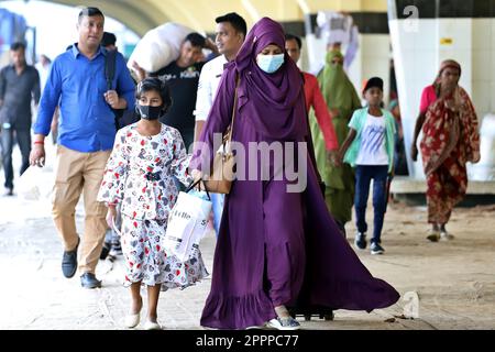 Dhaka, Bangladesh. 24th Apr, 2023. Dopo le loro vacanze, i lavoratori hanno iniziato a tornare a Dhaka. Ma la gente continua a recarsi alla stazione ferroviaria Kamalapur, il 24 aprile 2023 a Dhaka, in Bangladesh. (Credit Image: © S A Masum/eyepix via ZUMA Press Wire) SOLO PER USO EDITORIALE! Non per USO commerciale! Foto Stock