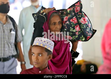 Dhaka, Bangladesh. 24th Apr, 2023. Dopo le loro vacanze, i lavoratori hanno iniziato a tornare a Dhaka. Ma la gente continua a recarsi alla stazione ferroviaria Kamalapur, il 24 aprile 2023 a Dhaka, in Bangladesh. (Credit Image: © S A Masum/eyepix via ZUMA Press Wire) SOLO PER USO EDITORIALE! Non per USO commerciale! Foto Stock