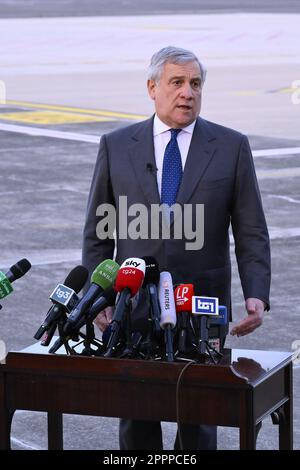 Ciampino, Italia. 24th Apr, 2023. Antonio Tajani, Vice primo Ministro e Ministro degli Affari Esteri e della cooperazione Internazionale, durante la conferenza stampa in occasione del ritorno in Italia, con un volo dell'Aeronautica militare, dei compatrioti evacuati dal Sudan, 24 aprile 2023, Aeroporto di Caimpino Roma, Italia. Credit: Live Media Publishing Group/Alamy Live News Foto Stock