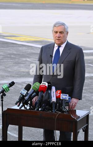 Ciampino, Italia. 24th Apr, 2023. Antonio Tajani, Vice primo Ministro e Ministro degli Affari Esteri e della cooperazione Internazionale, durante la conferenza stampa in occasione del ritorno in Italia, con un volo dell'Aeronautica militare, dei compatrioti evacuati dal Sudan, 24 aprile 2023, Aeroporto di Caimpino Roma, Italia. Credit: Live Media Publishing Group/Alamy Live News Foto Stock