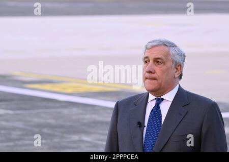 Ciampino, Italia. 24th Apr, 2023. Antonio Tajani, Vice primo Ministro e Ministro degli Affari Esteri e della cooperazione Internazionale, durante la conferenza stampa in occasione del ritorno in Italia, con un volo dell'Aeronautica militare, dei compatrioti evacuati dal Sudan, 24 aprile 2023, Aeroporto di Caimpino Roma, Italia. Credit: Live Media Publishing Group/Alamy Live News Foto Stock