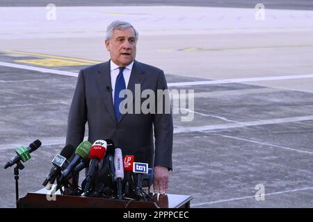 Ciampino, Italia. 24th Apr, 2023. Antonio Tajani, Vice primo Ministro e Ministro degli Affari Esteri e della cooperazione Internazionale, durante la conferenza stampa in occasione del ritorno in Italia, con un volo dell'Aeronautica militare, dei compatrioti evacuati dal Sudan, 24 aprile 2023, Aeroporto di Caimpino Roma, Italia. Credit: Live Media Publishing Group/Alamy Live News Foto Stock