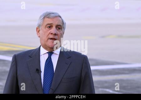 Ciampino, Italia. 24th Apr, 2023. Antonio Tajani, Vice primo Ministro e Ministro degli Affari Esteri e della cooperazione Internazionale, durante la conferenza stampa in occasione del ritorno in Italia, con un volo dell'Aeronautica militare, dei compatrioti evacuati dal Sudan, 24 aprile 2023, Aeroporto di Caimpino Roma, Italia. Credit: Live Media Publishing Group/Alamy Live News Foto Stock