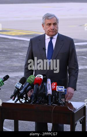 Ciampino, Italia. 24th Apr, 2023. Antonio Tajani, Vice primo Ministro e Ministro degli Affari Esteri e della cooperazione Internazionale, durante la conferenza stampa in occasione del ritorno in Italia, con un volo dell'Aeronautica militare, dei compatrioti evacuati dal Sudan, 24 aprile 2023, Aeroporto di Caimpino Roma, Italia. Credit: Live Media Publishing Group/Alamy Live News Foto Stock