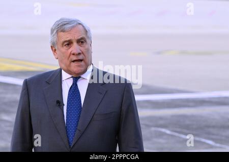 Ciampino, Italia. 24th Apr, 2023. Antonio Tajani, Vice primo Ministro e Ministro degli Affari Esteri e della cooperazione Internazionale, durante la conferenza stampa in occasione del ritorno in Italia, con un volo dell'Aeronautica militare, dei compatrioti evacuati dal Sudan, 24 aprile 2023, Aeroporto di Caimpino Roma, Italia. Credit: Live Media Publishing Group/Alamy Live News Foto Stock