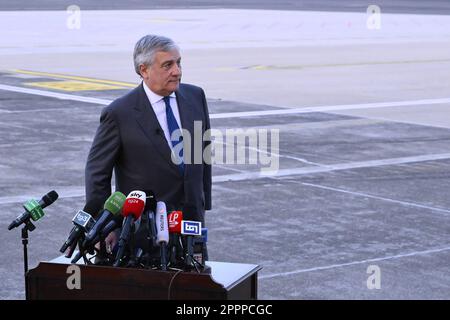 Ciampino, Italia. 24th Apr, 2023. Antonio Tajani, Vice primo Ministro e Ministro degli Affari Esteri e della cooperazione Internazionale, durante la conferenza stampa in occasione del ritorno in Italia, con un volo dell'Aeronautica militare, dei compatrioti evacuati dal Sudan, 24 aprile 2023, Aeroporto di Caimpino Roma, Italia. Credit: Live Media Publishing Group/Alamy Live News Foto Stock