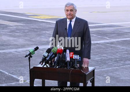 Ciampino, Italia. 24th Apr, 2023. Antonio Tajani, Vice primo Ministro e Ministro degli Affari Esteri e della cooperazione Internazionale, durante la conferenza stampa in occasione del ritorno in Italia, con un volo dell'Aeronautica militare, dei compatrioti evacuati dal Sudan, 24 aprile 2023, Aeroporto di Caimpino Roma, Italia. Credit: Live Media Publishing Group/Alamy Live News Foto Stock