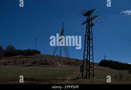 Foresta primaverile con glade, linea generale di trasmissione di energia elettrica e antenna, montagna di Plana, Bulgaria Foto Stock