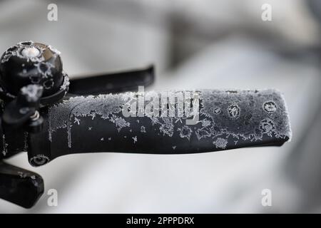 Cristalli di ghiaccio che si formano sul manico di una bicicletta in gomma Foto Stock