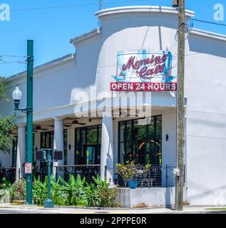 NEW ORLEANS, LA, USA - 22 APRILE 2023: Mattina Call Coffee Stand all'angolo tra Canal Boulevard e City Park Avenue Foto Stock