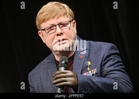 Spettacolo teatrale evacuazione 2022 e incontro con gli ex prigionieri del Cremlino organizzato dal Centro europeo per la sicurezza dei valori presso l'Istituto Scout di Praga, Repubblica Ceca, 24 aprile 2023. Nella foto si trova Volodymyr Zhemchugov, eroe dell'Ucraina (2017), un membro del movimento di guerriglia nella sua regione natale di Luhansk dal 2015. Nel settembre 2015, ha perso sia le braccia che la vista a causa di un'esplosione di miniera. Dopo un breve soggiorno in un ospedale di Luhansk occupato, è stato arrestato e tenuto in prigione per due anni (2016-2017), dove è stato sistematicamente torturato dai suoi carcerieri russi. Nel 2016, lo era Foto Stock