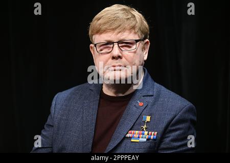 Spettacolo teatrale evacuazione 2022 e incontro con gli ex prigionieri del Cremlino organizzato dal Centro europeo per la sicurezza dei valori presso l'Istituto Scout di Praga, Repubblica Ceca, 24 aprile 2023. Nella foto si trova Volodymyr Zhemchugov, eroe dell'Ucraina (2017), un membro del movimento di guerriglia nella sua regione natale di Luhansk dal 2015. Nel settembre 2015, ha perso sia le braccia che la vista a causa di un'esplosione di miniera. Dopo un breve soggiorno in un ospedale di Luhansk occupato, è stato arrestato e tenuto in prigione per due anni (2016-2017), dove è stato sistematicamente torturato dai suoi carcerieri russi. Nel 2016, lo era Foto Stock