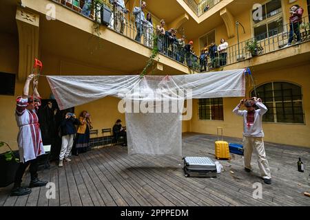 Istituto Scout, Praga. 24th Apr, 2023. Spettacolo teatrale evacuazione 2022 e incontro con gli ex prigionieri del Cremlino organizzato dal Centro europeo per la sicurezza dei valori presso l'Istituto Scout di Praga, Repubblica Ceca, 24 aprile 2023. Credit: Vit Simanek/CTK Photo/Alamy Live News Foto Stock