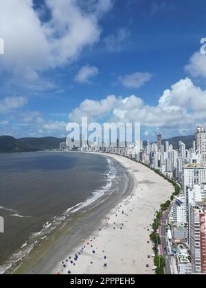 Una vista aerea degli edifici vicino ad un oceano in Balneario Camboriu Foto Stock