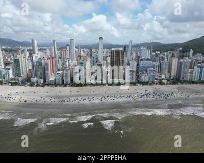 Una vista aerea degli edifici vicino ad un oceano in Balneario Camboriu Foto Stock