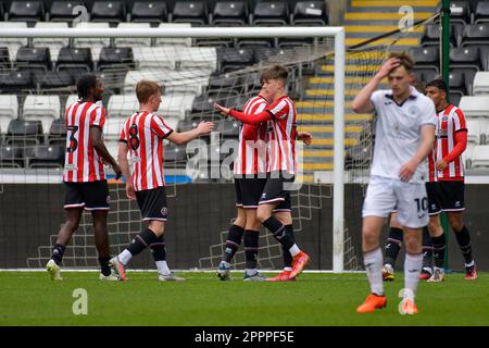 Swansea, Galles. 24 aprile 2023. I giocatori di Sheffield United celebrano il loro obiettivo durante la partita della Professional Development League tra Swansea City Under 21 e Sheffield United Under 21 al Swansea.com Stadium di Swansea, Galles, Regno Unito, il 24 aprile 2023. Credit: Duncan Thomas/Majestic Media/Alamy Live News. Foto Stock