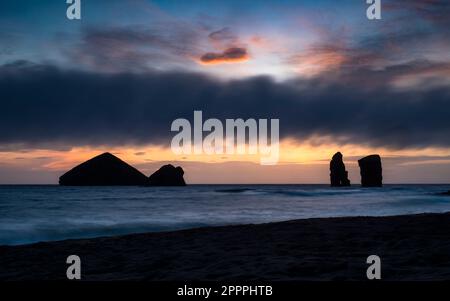 Tramonto con sabbia nera a mosteiros, sao miguel azzorre Foto Stock