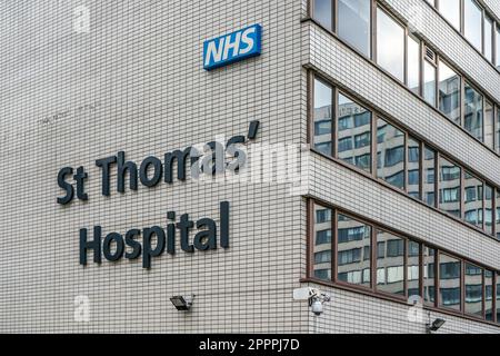 Londra, Regno Unito - 02 febbraio 2019: Cartello NHS sulla parete dell'ospedale St Thomas al London Bridge. E 'accademico centro di scienza della salute e l'insegnamento ho Foto Stock