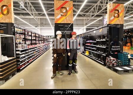 Mosca, Russia -21 agosto 2022. L'interno del negozio di materiali da costruzione Petrovich Foto Stock