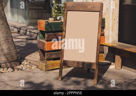 Mockup vuoto vuoto di lavagna menu caffè sulla strada - spazio copia e spazio vuoto per la pubblicità mock-up Foto Stock