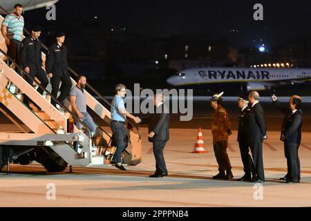 Ciampino, Italia. 24th Apr, 2023. Michele Tommasi, ambasciatore italiano in Sudan in occasione del ritorno in Italia, con un volo dell'Aeronautica militare, dei connazionali evacuati dal Sudan, 24 aprile 2023, Aeroporto di Caimpino Roma, Italia. Credit: Live Media Publishing Group/Alamy Live News Foto Stock