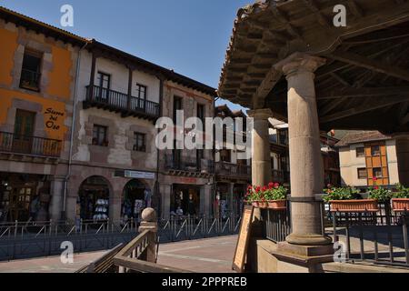 POTES, CANTABRIA, SPAGNA, 11 LUGLIO 2022: Vista sulla città medievale di Potes, Cantabria, Spagna. Piazza Capitan Palacios. Facciate in pietra. Tour famosi Foto Stock