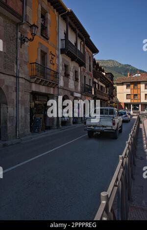 POTES, CANTABRIA, SPAGNA, 11 LUGLIO 2022: Vista sulla città medievale di Potes, Cantabria, Spagna. Piazza Capitan Palacios. Facciate in pietra. Tour famosi Foto Stock