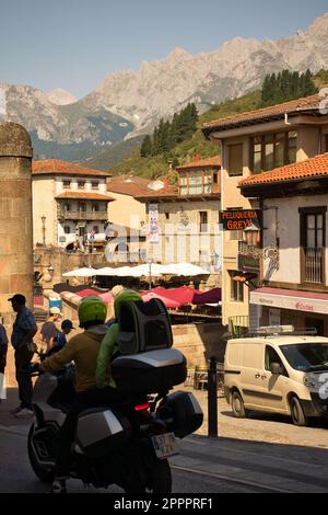 POTES, CANTABRIA, SPAGNA, 11 LUGLIO 2022:viste della città medievale di Potes, Cantabria, Spagna. Piazza Capitan Palacios. Vecchie facciate in pietra. Tour famosi Foto Stock