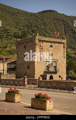 POTES, CANTABRIA, SPAGNA, 11 LUGLIO 2022: Vista sulla città medievale di Potes, Cantabria, Spagna. Torre della fanteria. Vecchie facciate in pietra. Foto Stock