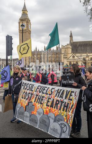 Londra, Regno Unito. 24 aprile 2023. I combustibili fossili sono costati alla terra. Nell'ultimo giorno del Big One di XR, diverse migliaia di persone hanno marciato da Piazza del Parlamento passando per Downing St e lungo lo Strand, attraversando il Ponte di Waterloo per terminare con una protesta di fronte allo Shell Centre. La marcia ha detto che non c’è futuro per i combustibili fossili. Peter Marshall/Alamy Live News Foto Stock