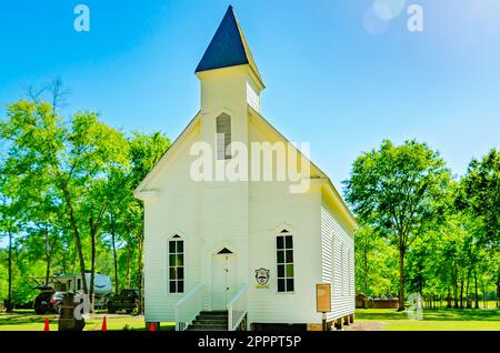 La chiesa metodista di Montpelier è raffigurata nel Baldwin County Bicentennial Park, 22 aprile 2023, a Stockton, Alabama. La chiesa fu costruita nel 1895. Foto Stock