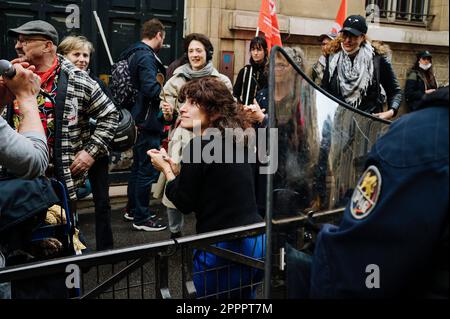 Parigi, Francia. 24th Apr, 2023. Jan Schmidt-Whitley/le Pictorium - Pot e padelle di fronte al teatro della cerimonia Moliere 2024 e rally in Place de l'Hotel de Ville - 24/04/2023 - France/Paris/Paris - Alcune dozzine di manifestanti si sono riuniti davanti al Teatro di Parigi dove si svolge la cerimonia Moliere sera. Si sono poi Uniti ad un altro rally a Place de l'Hotel de Ville a Parigi prima di passare alla Gare de Lyon. Credit: LE PICTORIUM/Alamy Live News Foto Stock