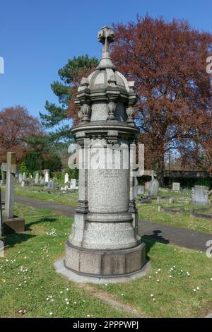 Memoriale alle pere Thomas, vittima del naufragio del Titanic nel 1912 nel cimitero di Isleworth, a Isleworth, Londra, Regno Unito. Foto Stock