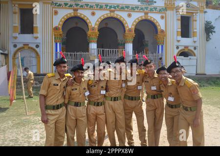 Tour di studio degli studenti del Rangpur Cadet College con il loro insegnante. Questa fotografia è stata scattata a Dinajpur, Bangladesh. Foto Stock