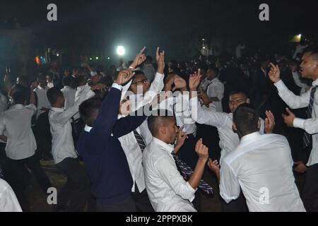 I cadetti festeggiano e si godono la loro festa notturna con ballo. Foto Stock